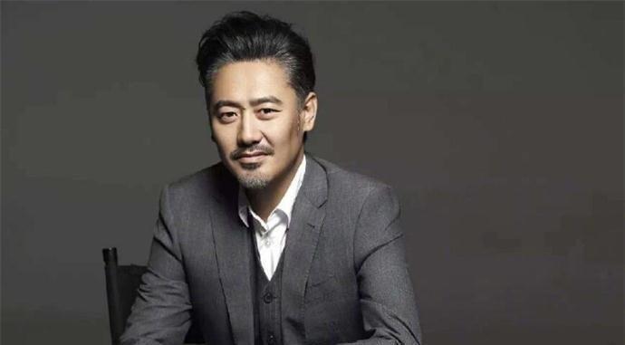 "出轨门"5年后,吴秀波回到妻子身边,仍是雅痞大叔依旧很潇洒