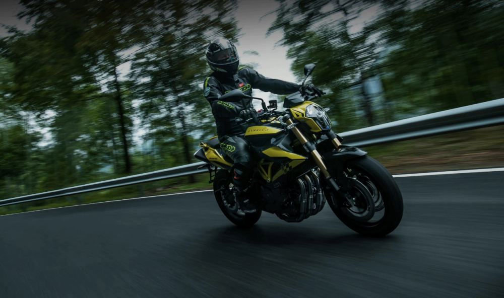 当年联名领克的摩托车涂装帅大四缸可惜存世量很少