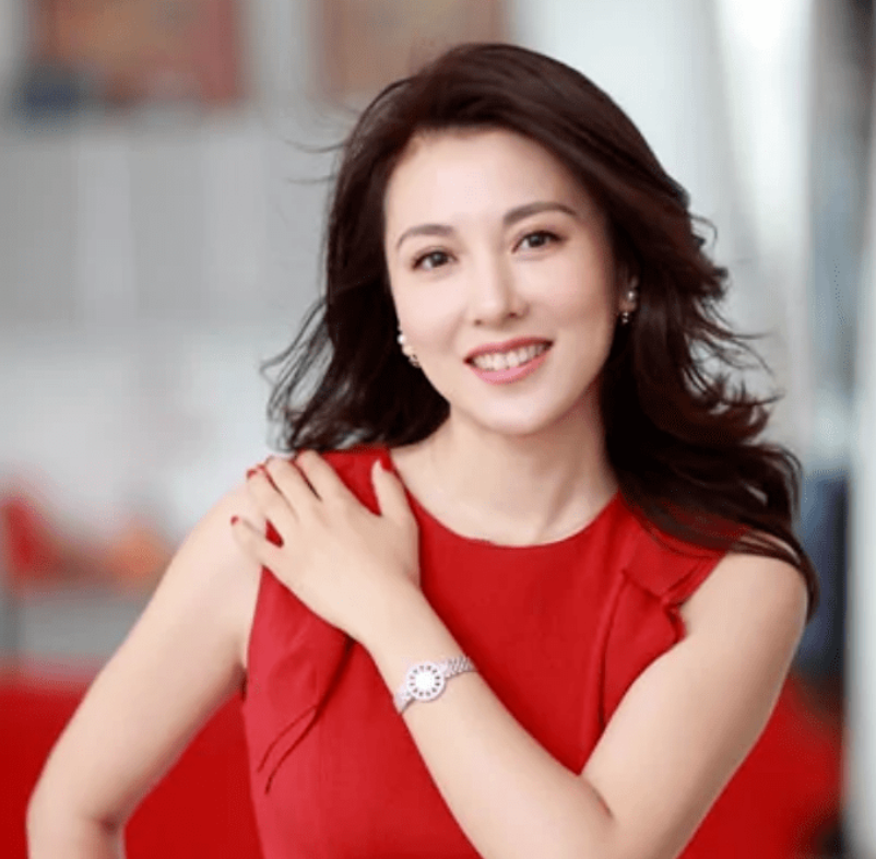 央视女神级主持人48岁依旧风韵犹存与富商结婚20年零绯闻