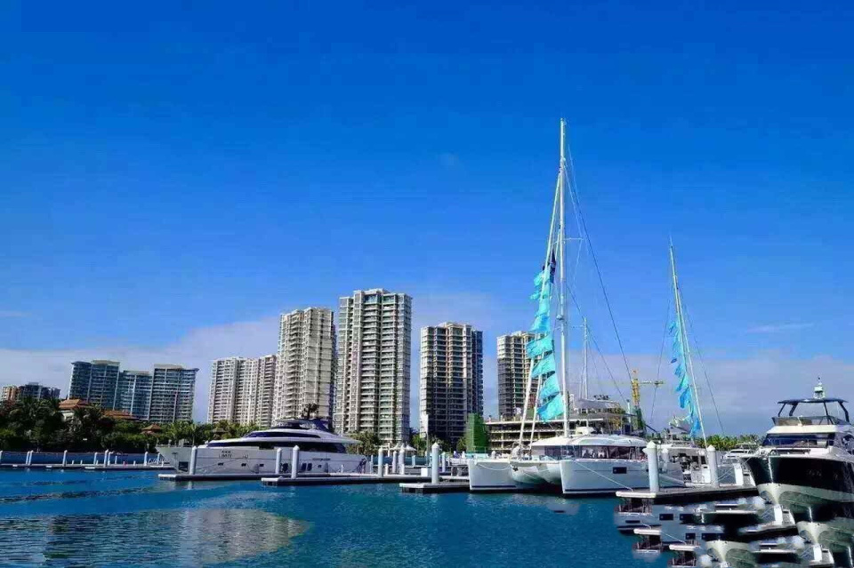 不用去三亚扎堆了，海南有个小县城，物价低环境好更适合旅居养老_腾讯新闻