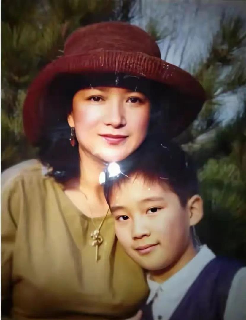 許亞軍現身何晴葬禮，兒子許何捧着媽媽遺像，父子倆穿黑衣很悲傷 - 