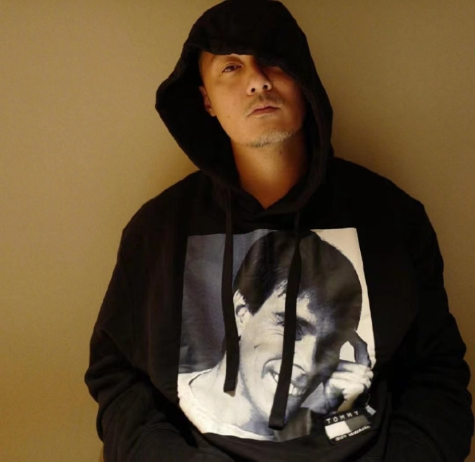 42岁余文乐近照曝光,满脸皱纹胡子花白不敢认,曾自曝患有惊恐症_腾讯