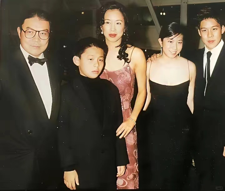 霍啟剛透露，不當香港小姐評委的原因，因為媽媽會第一個拒絕 - 