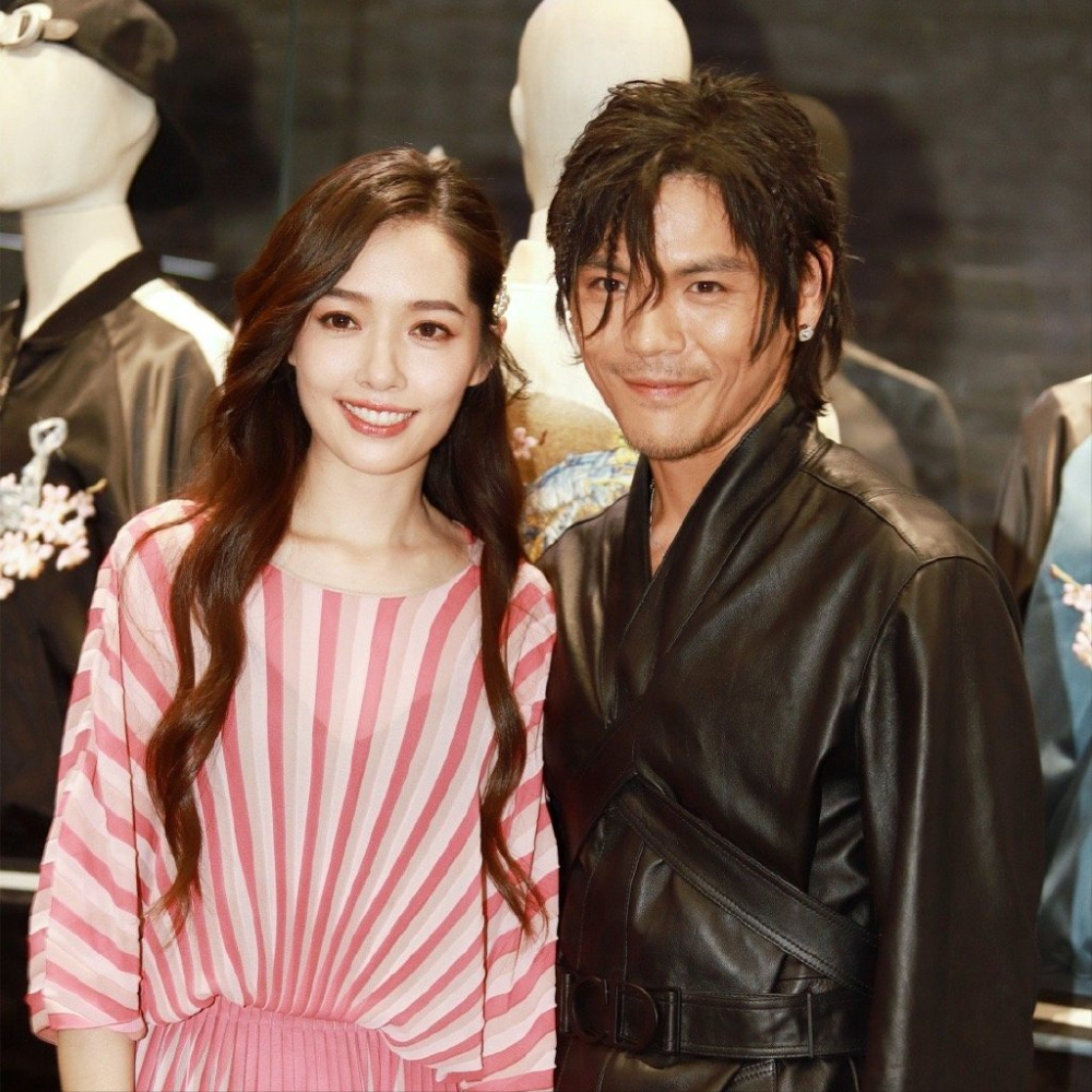 向佐郭碧婷牵手逛街三个阿姨陪同带娃郭碧婷身材臃肿发量惊人