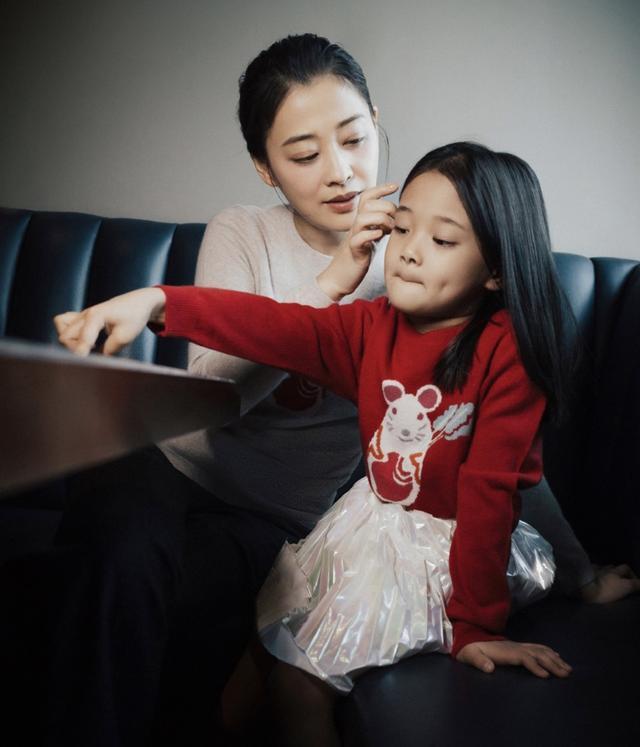 梅婷女儿参加钢琴比赛,全场只有她打扮朴素,但气质夺人优雅带光