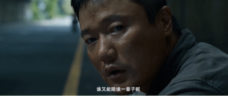 比《唐探》接地气,比《误杀》层次深,肖央在《扫黑》里演技封神