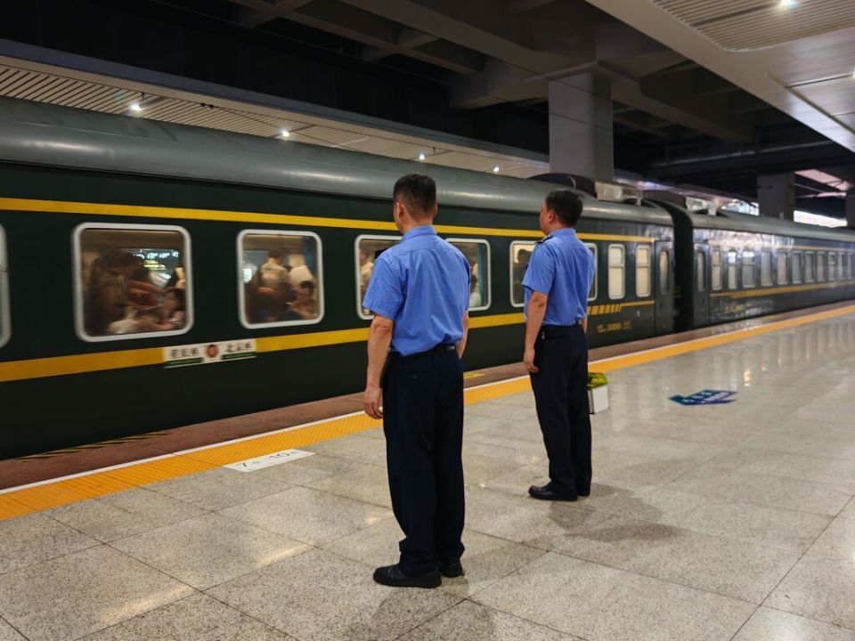 不惧"烤"验守一线|高温下"守车人"护航暑运