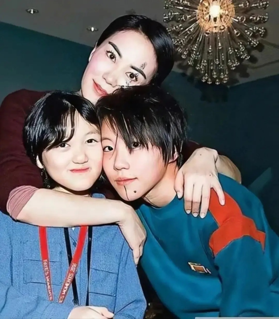 王菲吻贺小女儿18岁生日,李嫣越大越靓,曾因先天兔唇做过三次手术