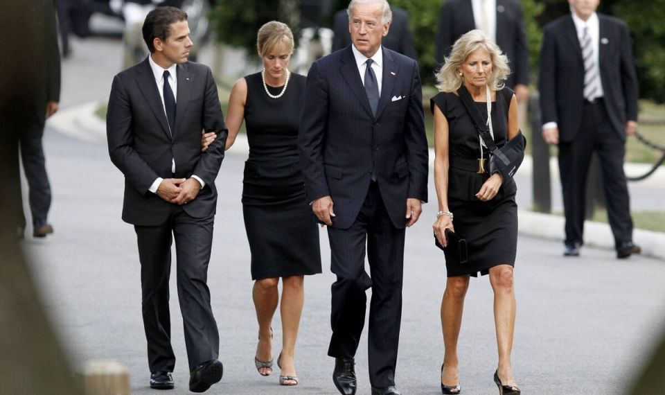 拜登儿子庭审引爆全网,前妻,前嫂子,前女友齐聚一堂作