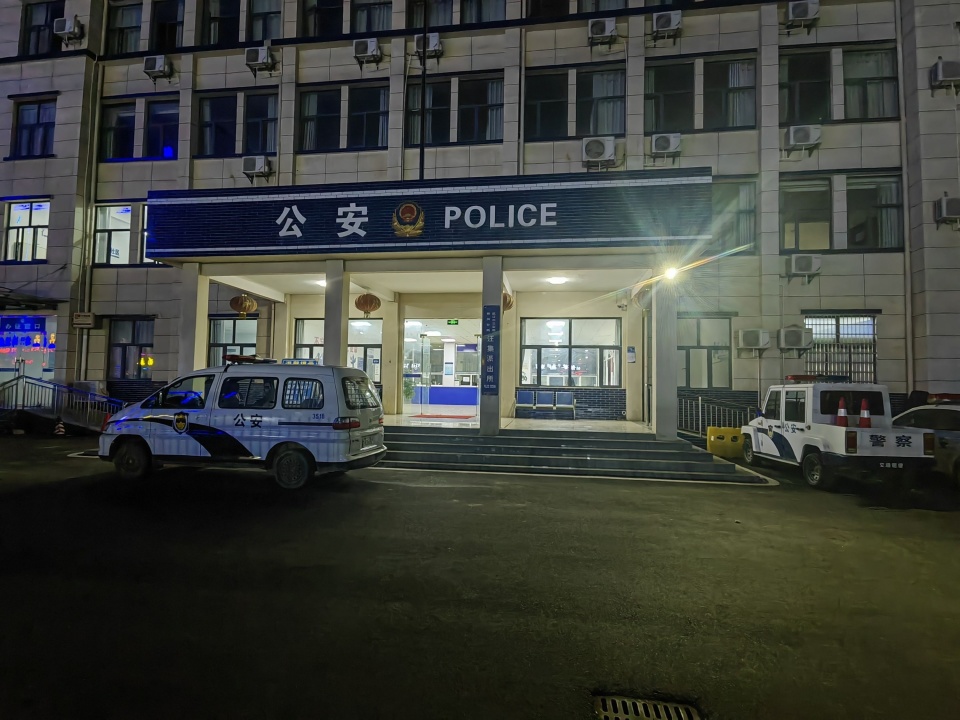 深夜返乡途中车胎故障,灯火通明的派出所让外地司机看到希望