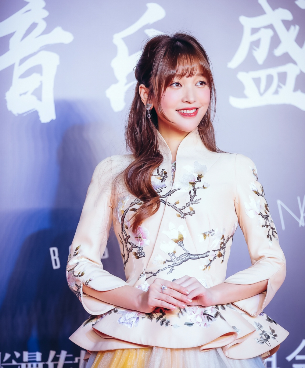 41岁金莎商演被偶遇,一身碎花裙7450元,清新的妆容像30岁小姑娘