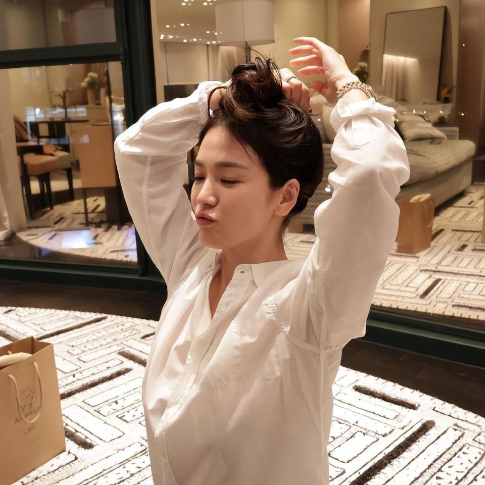 42岁宋慧乔,素颜近况获称赞,时装周上独特时尚,引发网友们热议_腾讯