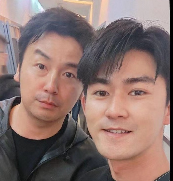 雷佳音携老婆参加校友会,孙艺洲夫妇也在,两位明星太太气质开挂_腾讯