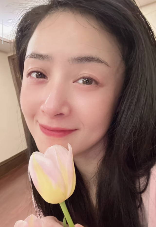 40岁蒋欣久违晒近照,瘦身成功后愈发养眼,素颜怼脸拍少女感超足_腾讯