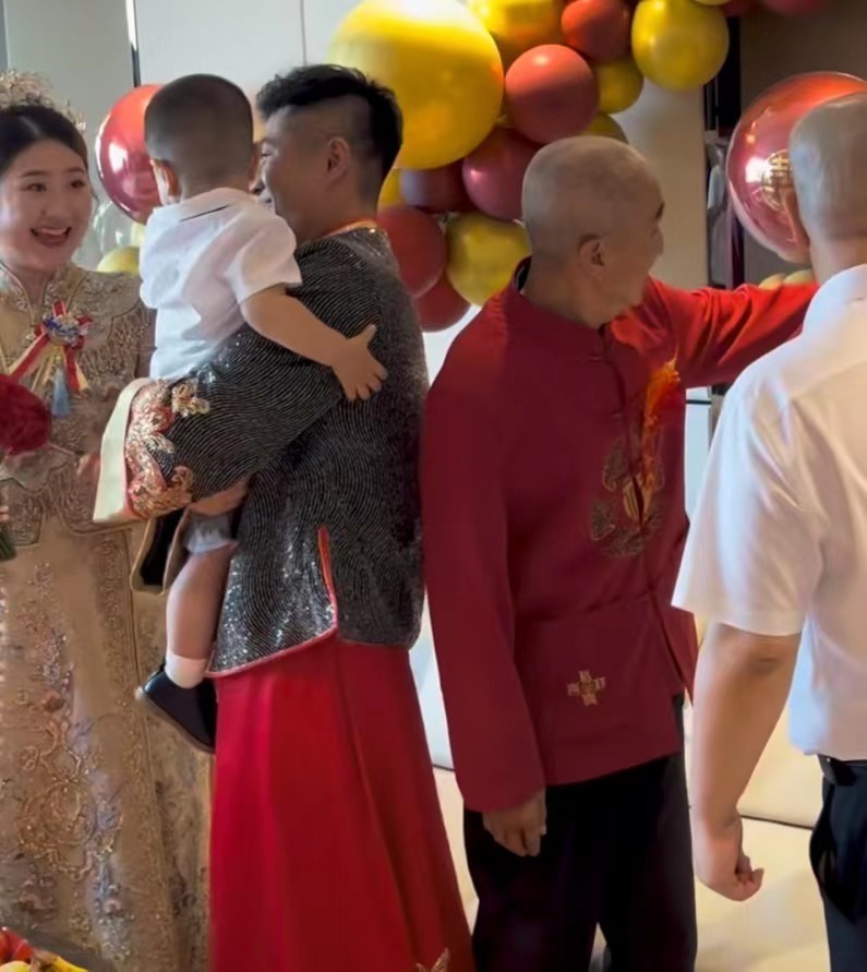 其实王亮早就已经与妻子领证了,算起来他们的孩子都快一岁了,现在是