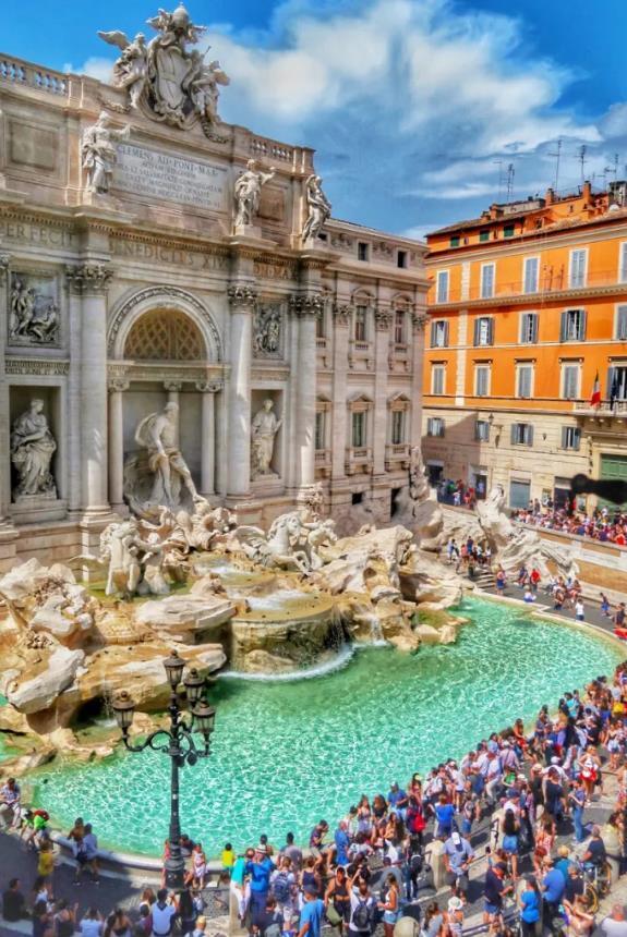 罗马许愿池成了一池黑水极端环保者往里倒木炭再惹众怒