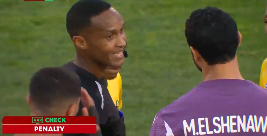 埃及逃過一劫！後衛險壓哨送點，VAR介入6分鐘，主裁爭議判罰 - 