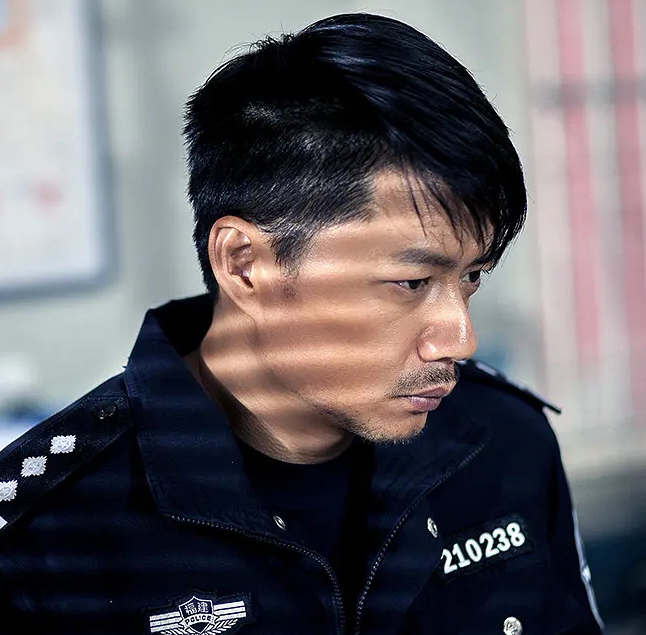 看完这8位男星演警察,才知道什么叫演技_腾讯新闻