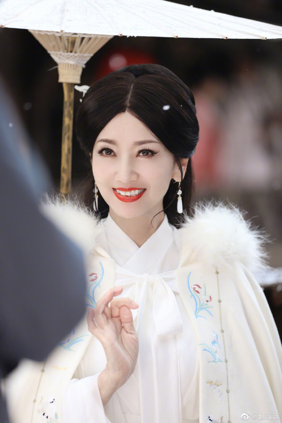 6月1日,赵雅芝晒出一组江南烟雨写真,身穿古装站立在伞下,气质古典