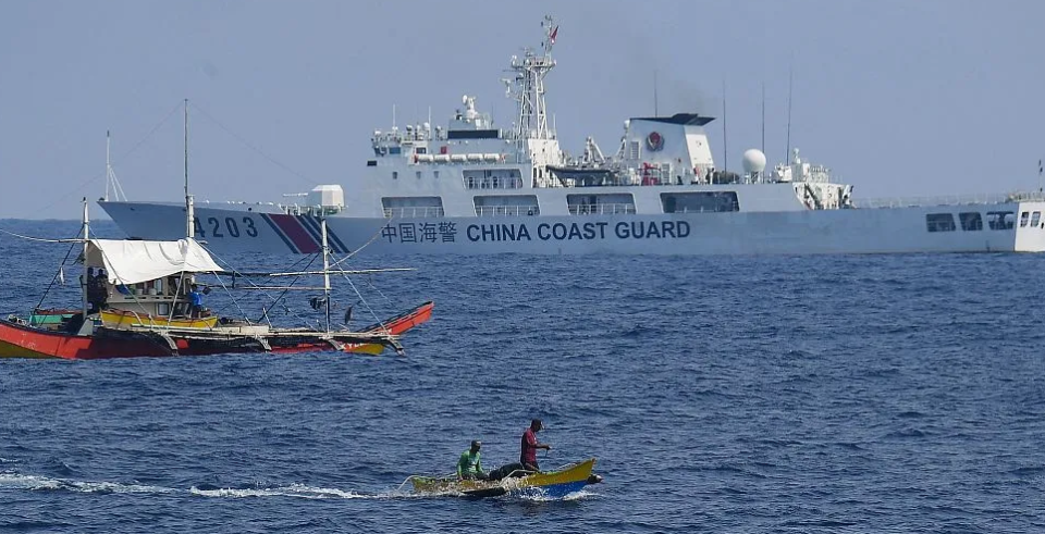 菲律宾"冲闯黄岩岛",看到中国海警便龟缩不前