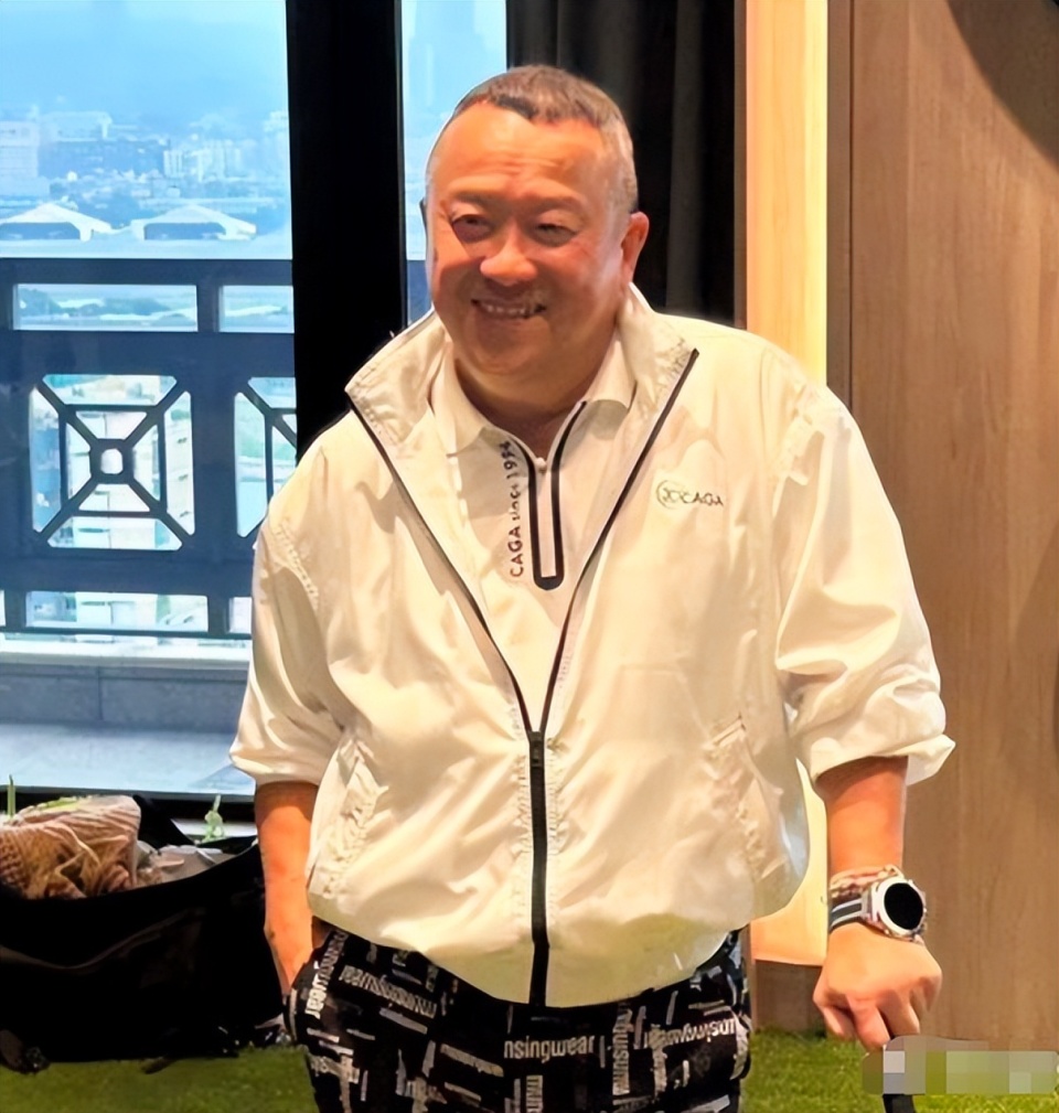 71岁曾志伟丧偶4年两鬓斑白,自曝和4个子女"四分五裂"很难吃上团圆饭