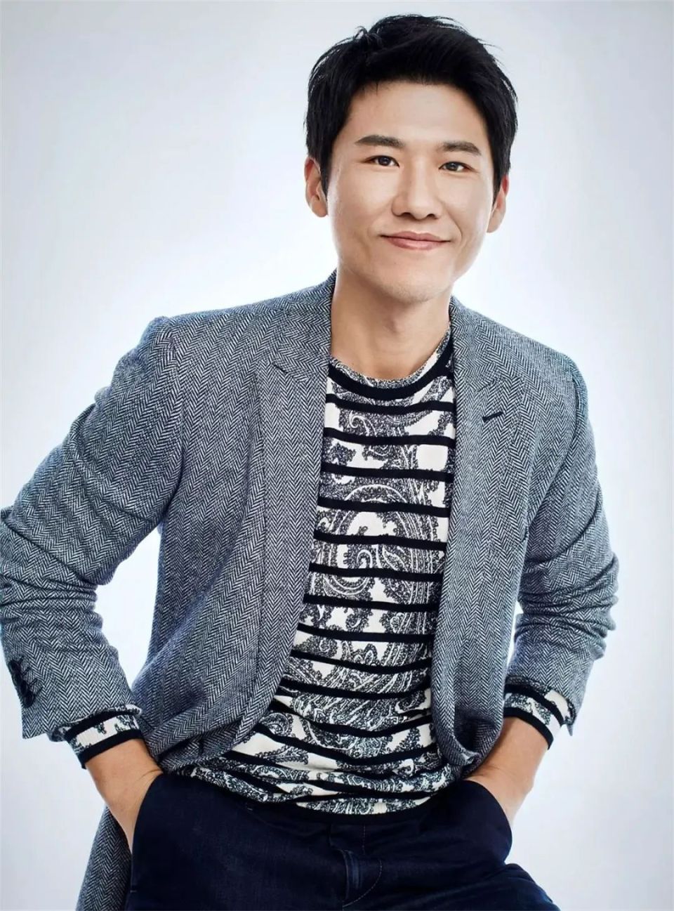 王骁的逆袭人生:星二代跑龙套10年,终成《南京照相馆》灵魂人物