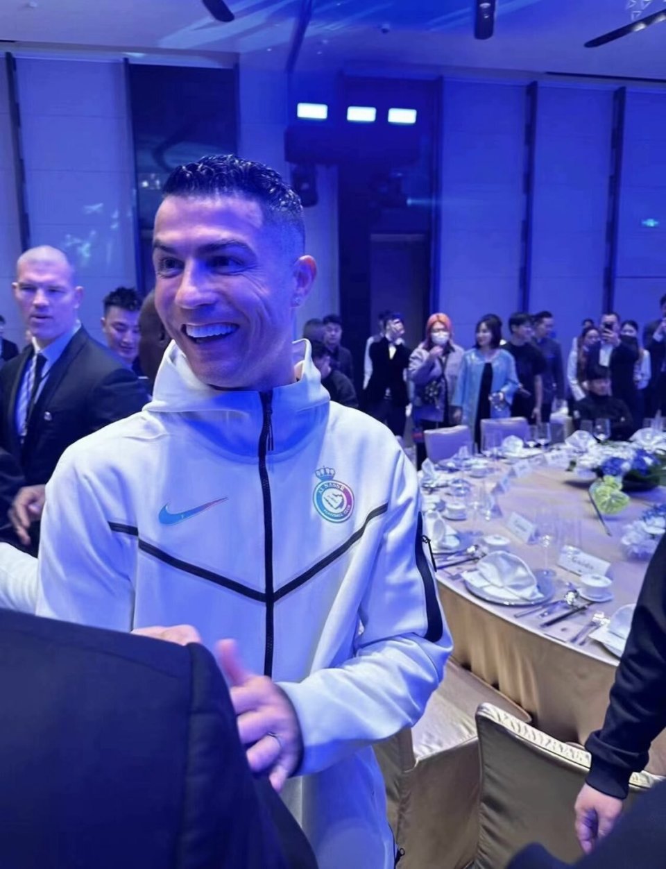 c罗欢迎晚宴与董方卓握手致意现场哄萌娃熟练使用筷子吃饭