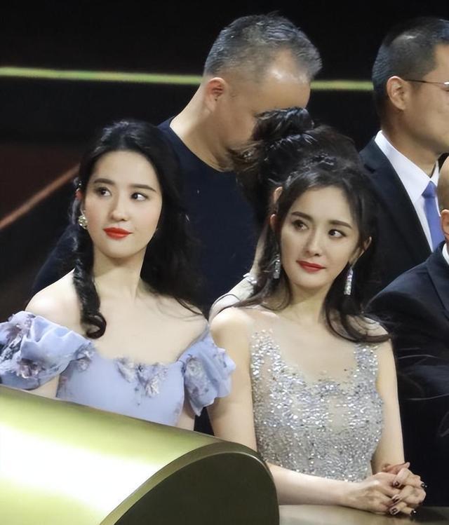 杨幂与赵丽颖,14年为顶流"明争暗斗",终于要分出输赢了_腾讯新闻
