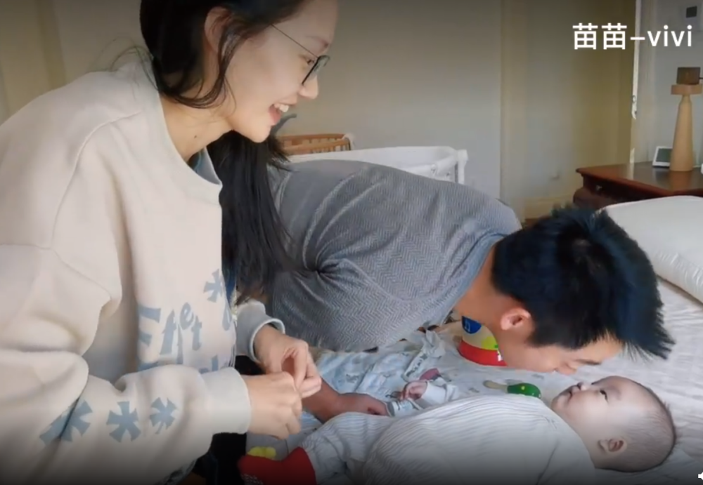 郑恺苗苗耐心给儿女做早教,6个月大儿子露正脸,和姐姐都像爸爸