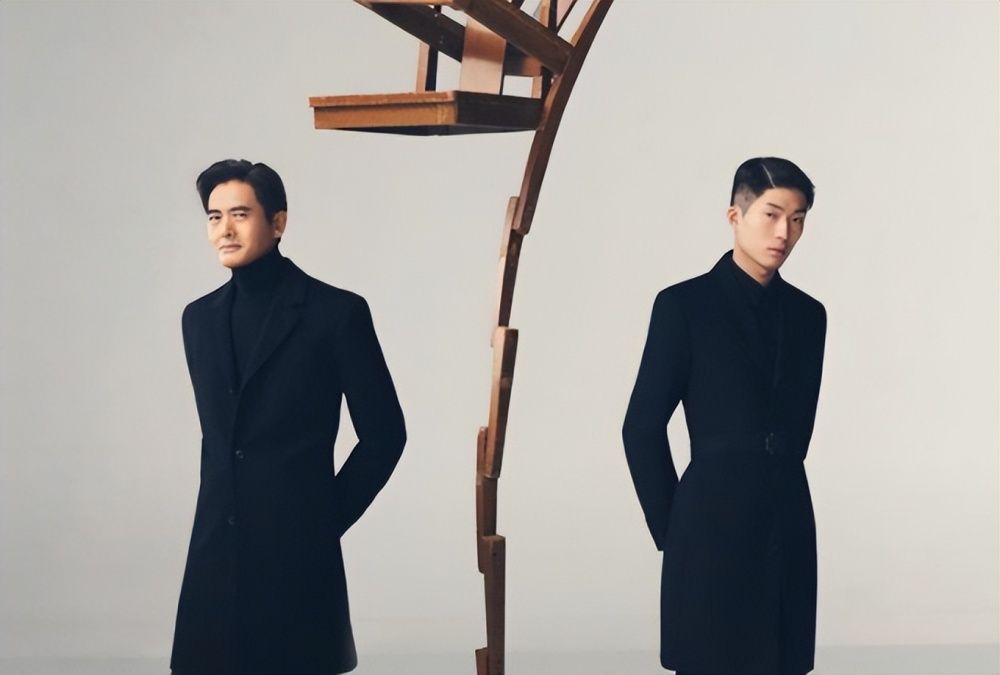 67岁周润发罕登杂志封面,满头白发染黑重拾帅气,眼神