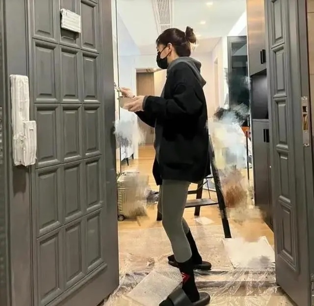 44岁秦岚的豪宅火了,全屋温馨治愈,没有一丝俗气,幸福感藏不住!