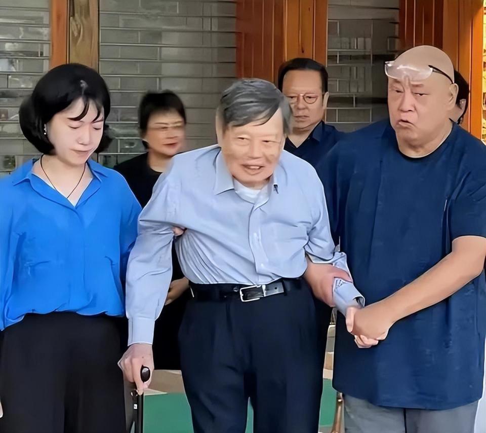 102岁杨振宁庆结婚20周年，与翁帆牵手秀恩爱，对妻子称呼引热议_腾讯新闻