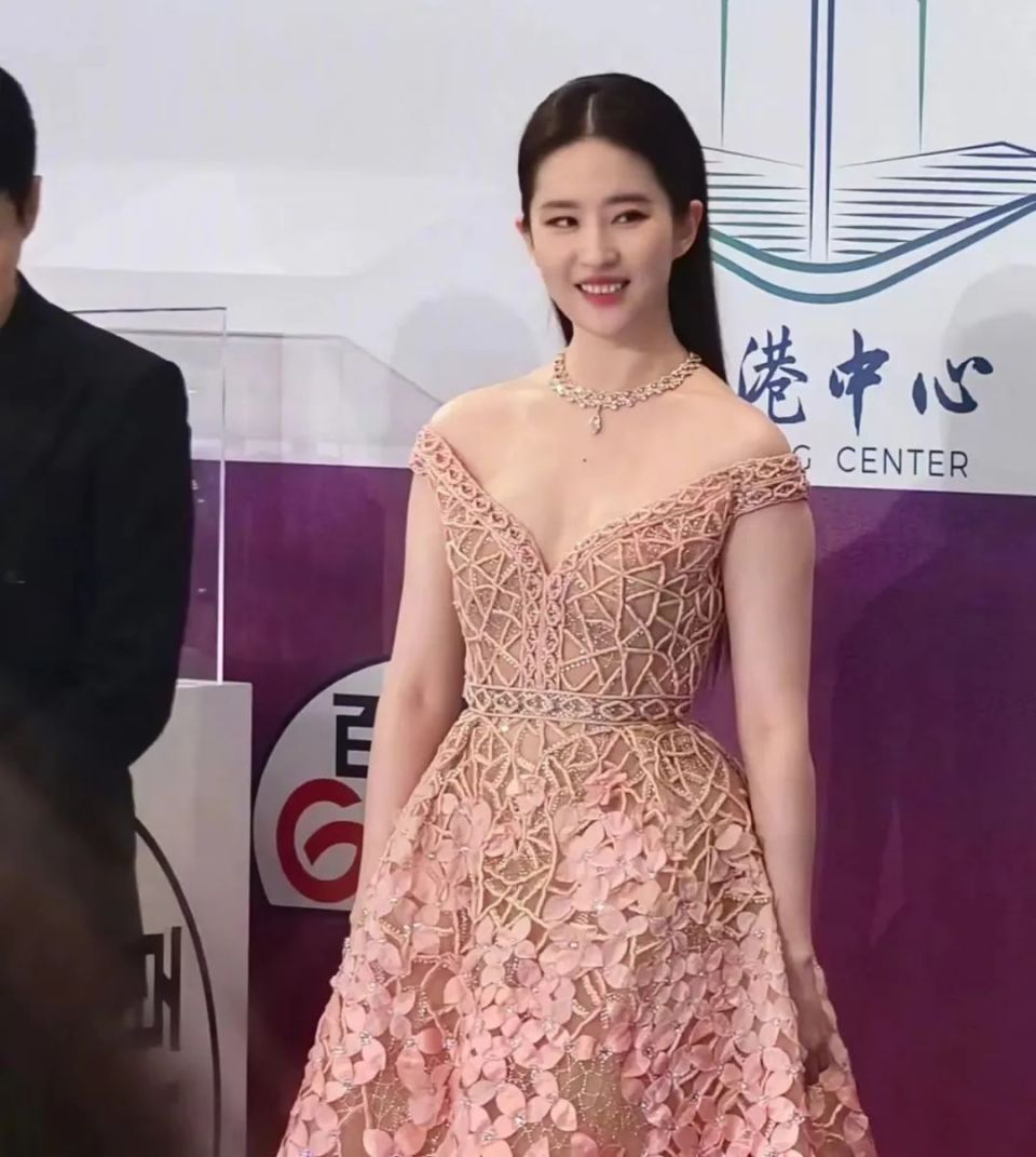 上海这一夜:刘亦菲珠圆玉润、张小斐白到发光、王鸥造型翻车