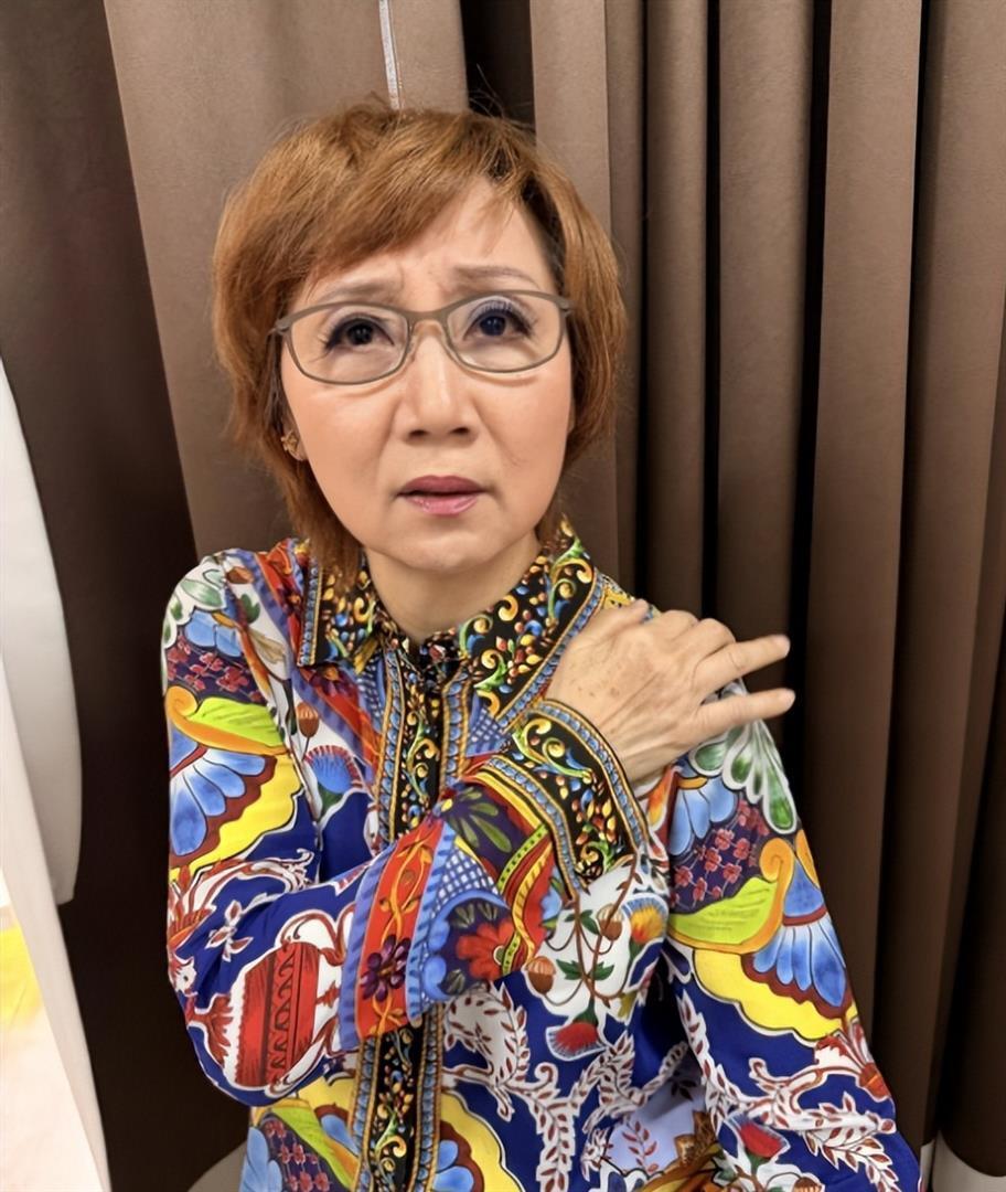 66岁张德兰突发意外！后台摔倒送医，曾上春晚爆火结婚37年无儿女_腾讯新闻