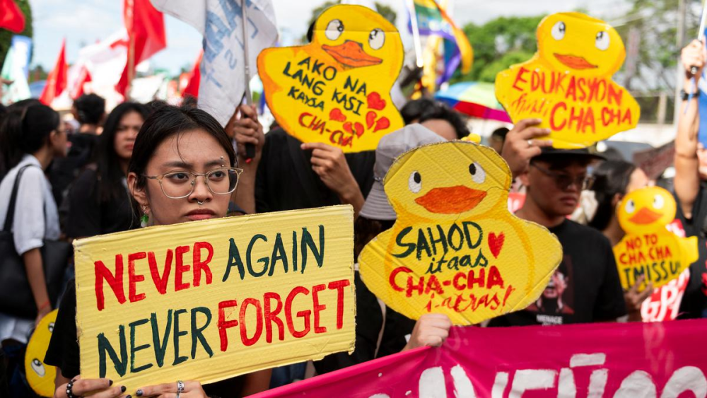 他们想避免被推翻的下场再度重演,而菲律宾人民不能让这件事情发生,最