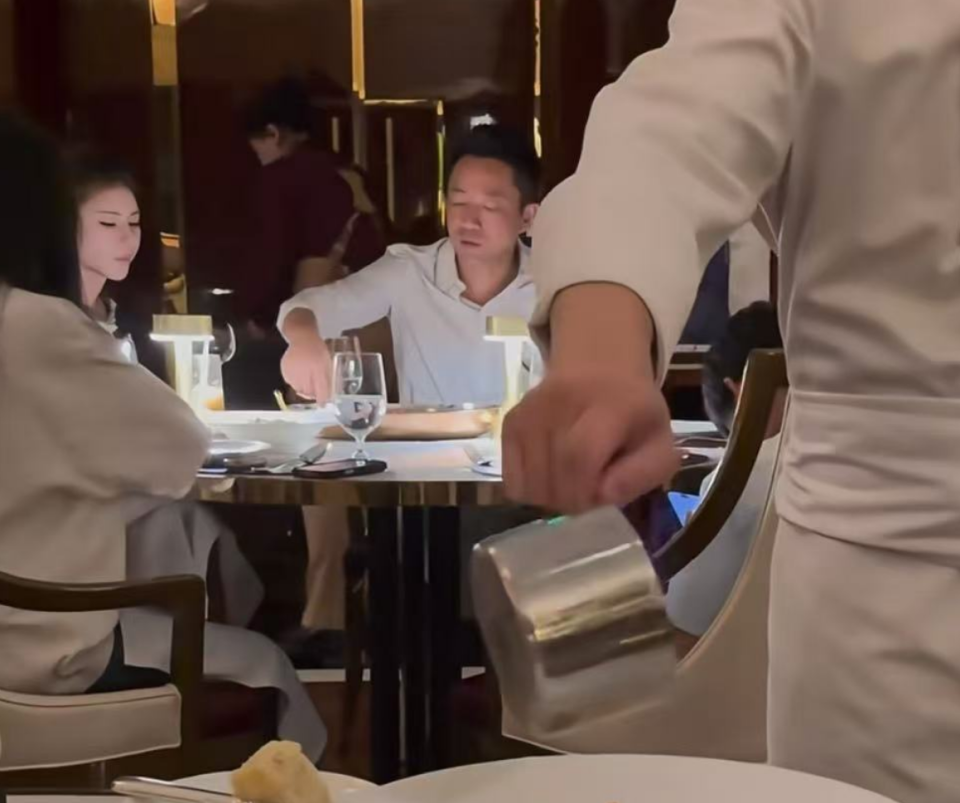 汪小菲一家餐厅吃饭，汪希菻全程看手机没人管，眼睛快贴到屏幕上_腾讯新闻