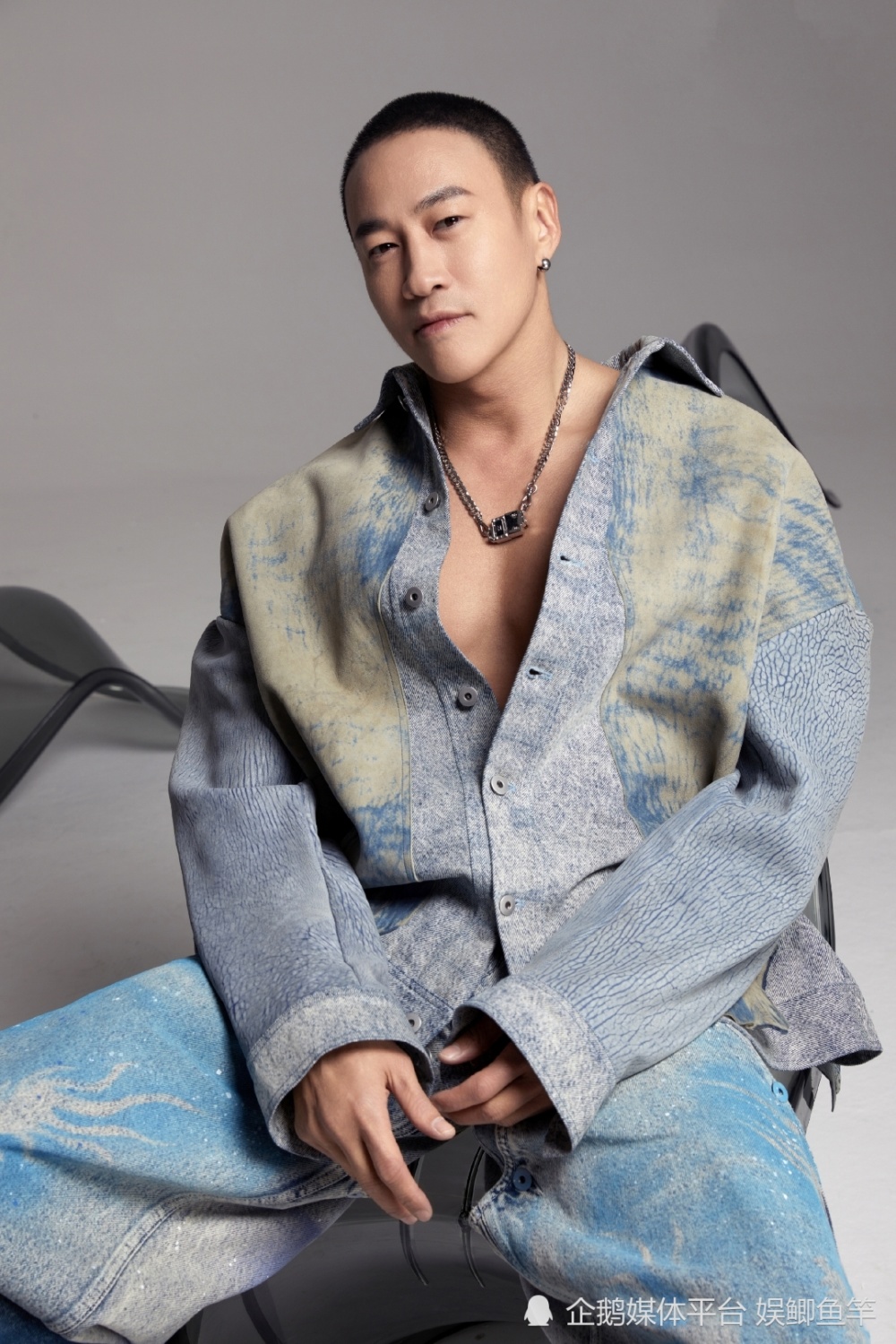 47岁型男何润东,寸头大片荷尔蒙爆棚,毫无大叔油腻感!