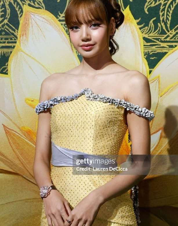 Lisa现身首映模样大变！失去韩流滤镜和妆造后，已完全让人认不出了_腾讯新闻