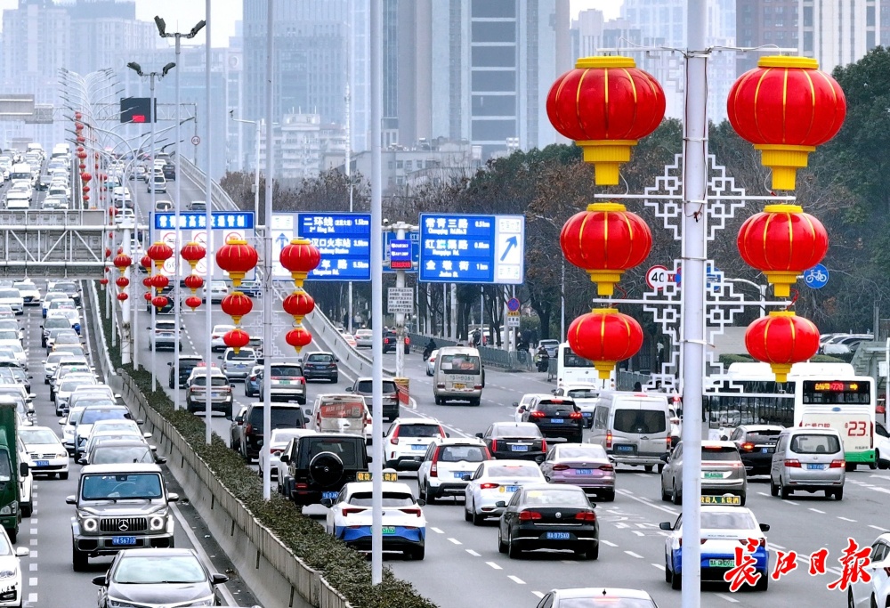 武汉街头,红了!