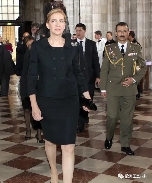 西班牙王室贵族为什么要往头上插"大梳子"?