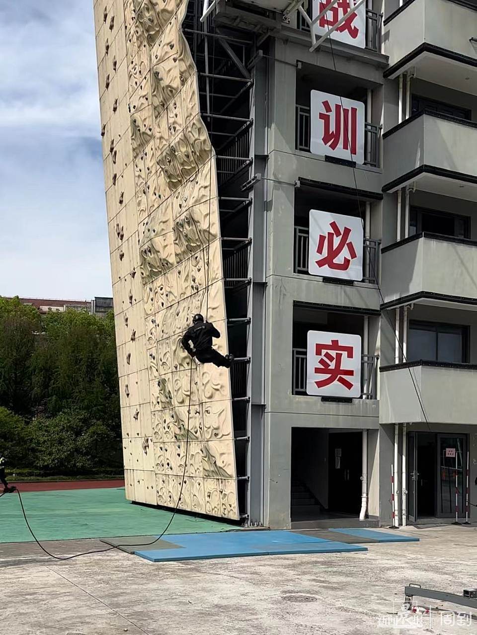 记者探访上海特警总队体验"六边形战士"训练科目