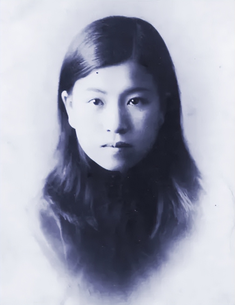 1931年，江青在青岛的留影，那年她17岁，校花级别美女，气质不凡_腾讯新闻