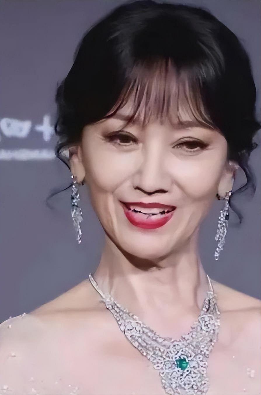 70岁的赵雅芝还穿短裤,有人吐槽她装嫩,也有人赞同,中老年女星处境