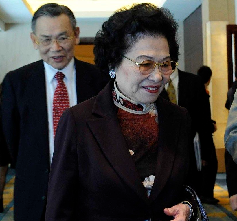 94岁香港老太成中国女首富长子曾遭绑架先走一步留给她数百亿遗产
