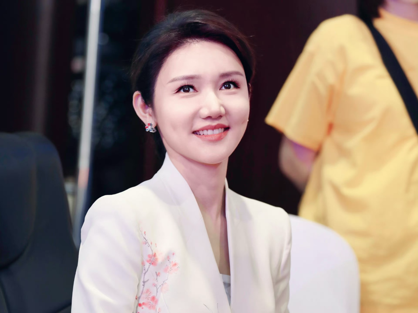 央视财经3位新晋女主播个个貌美实力强谁能成为一姐