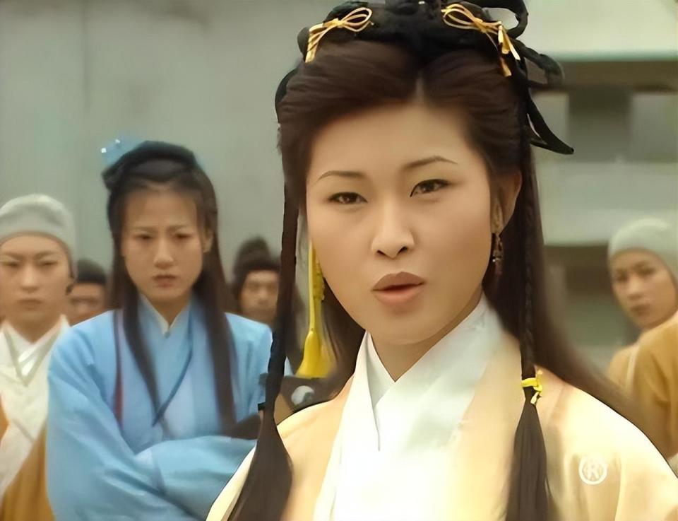 01版的黄衫女子由女演员陈琪扮演,陈琪的颜值在tvb都很普通,一直都是