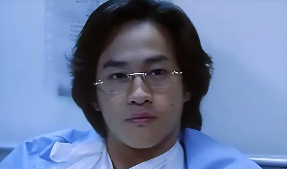 在电影《古惑仔:胜者为王》里,他扮演的是从海外归来的角色雷复轰