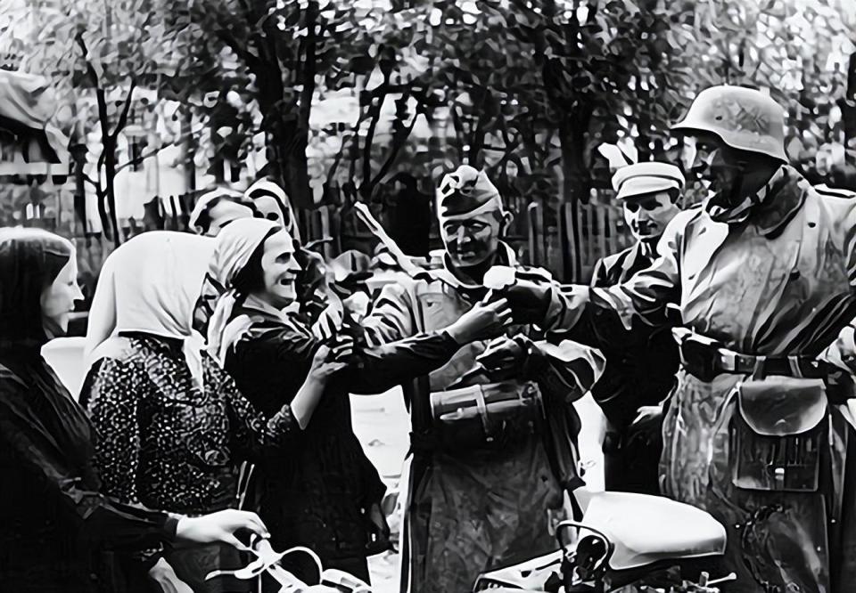 起初,在占领乌克兰时,德军受到了乌克兰人的欢迎,随处可见乌克兰人