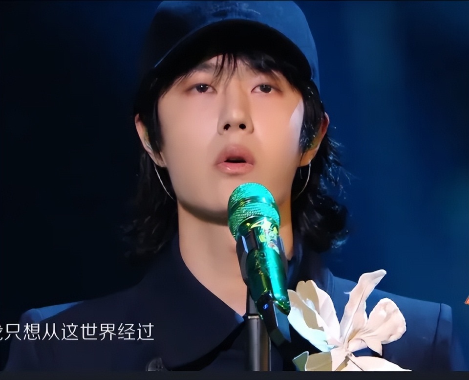 王一博最新露面依旧戴帽子,后脑疑似出现斑秃,国外看球赛散心