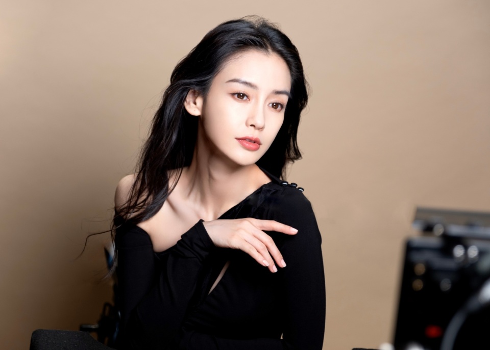 杨颖现身卡塔尔看赛车，黄发绿裙美得很显眼，一身穿搭价格不菲！_腾讯新闻